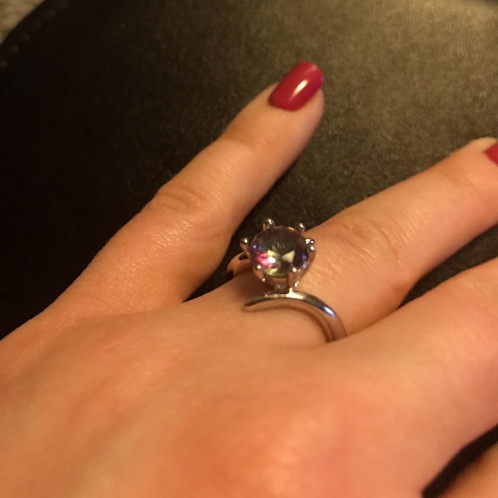 Silver Ring with a Green/Purple Ombré Stone and Pointed Details